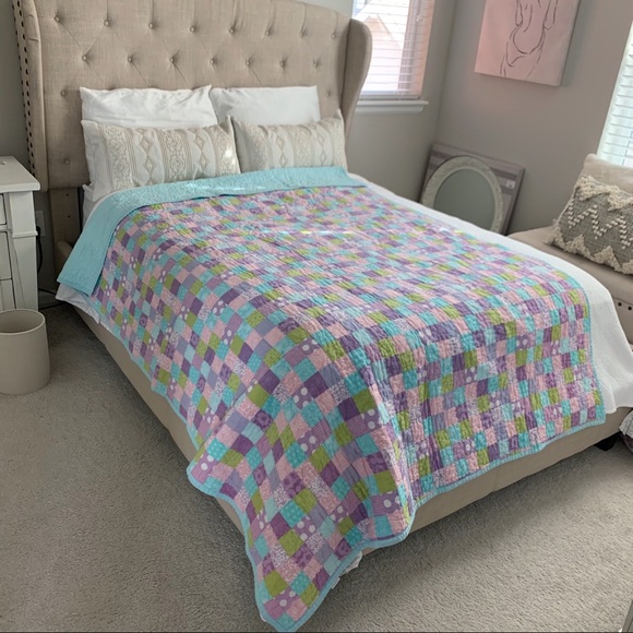❣️SOLD❣️Twin Patterned Quilt - Picture 2 of 11